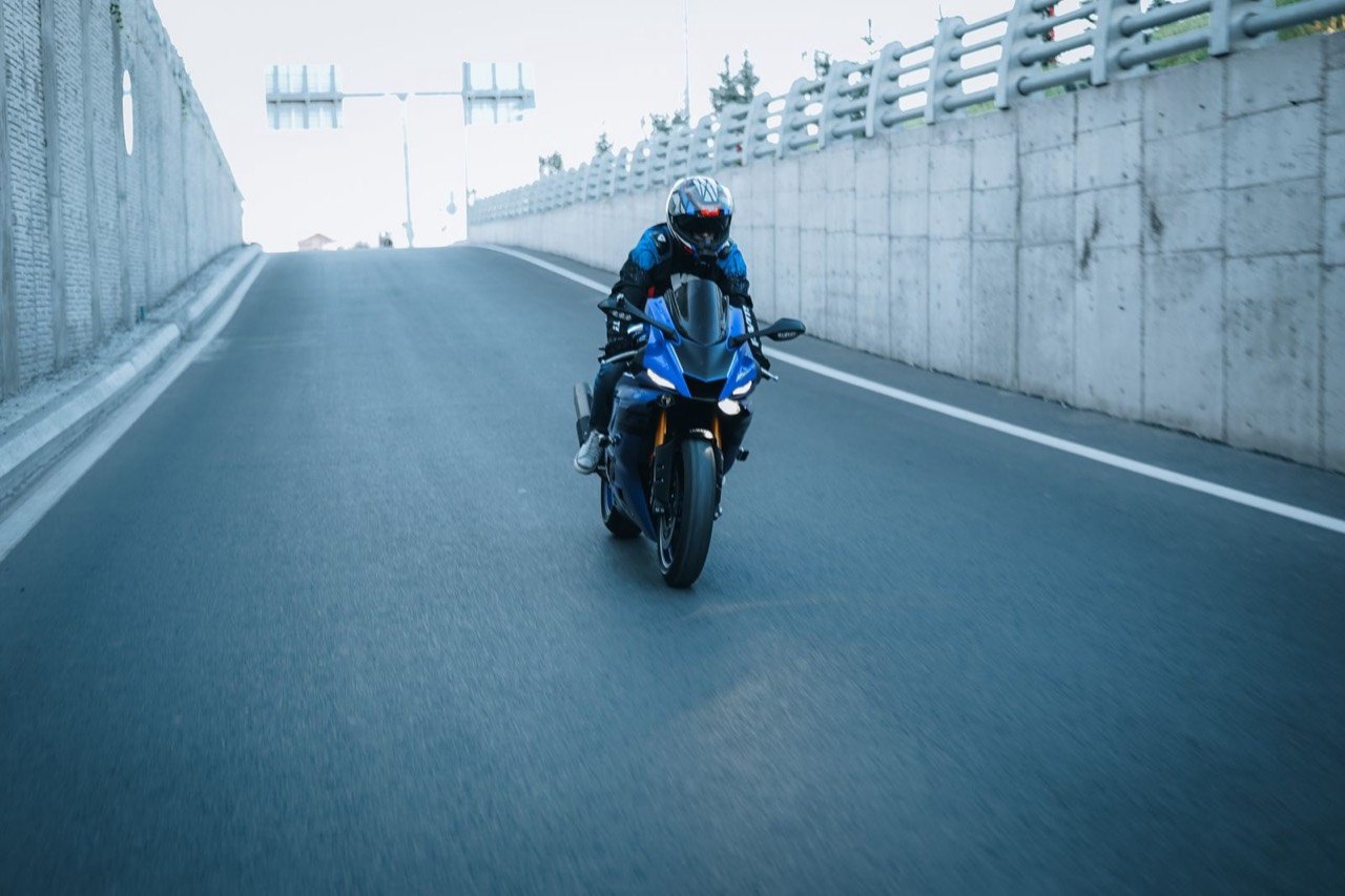 Yolda ilerleyen motosiklet